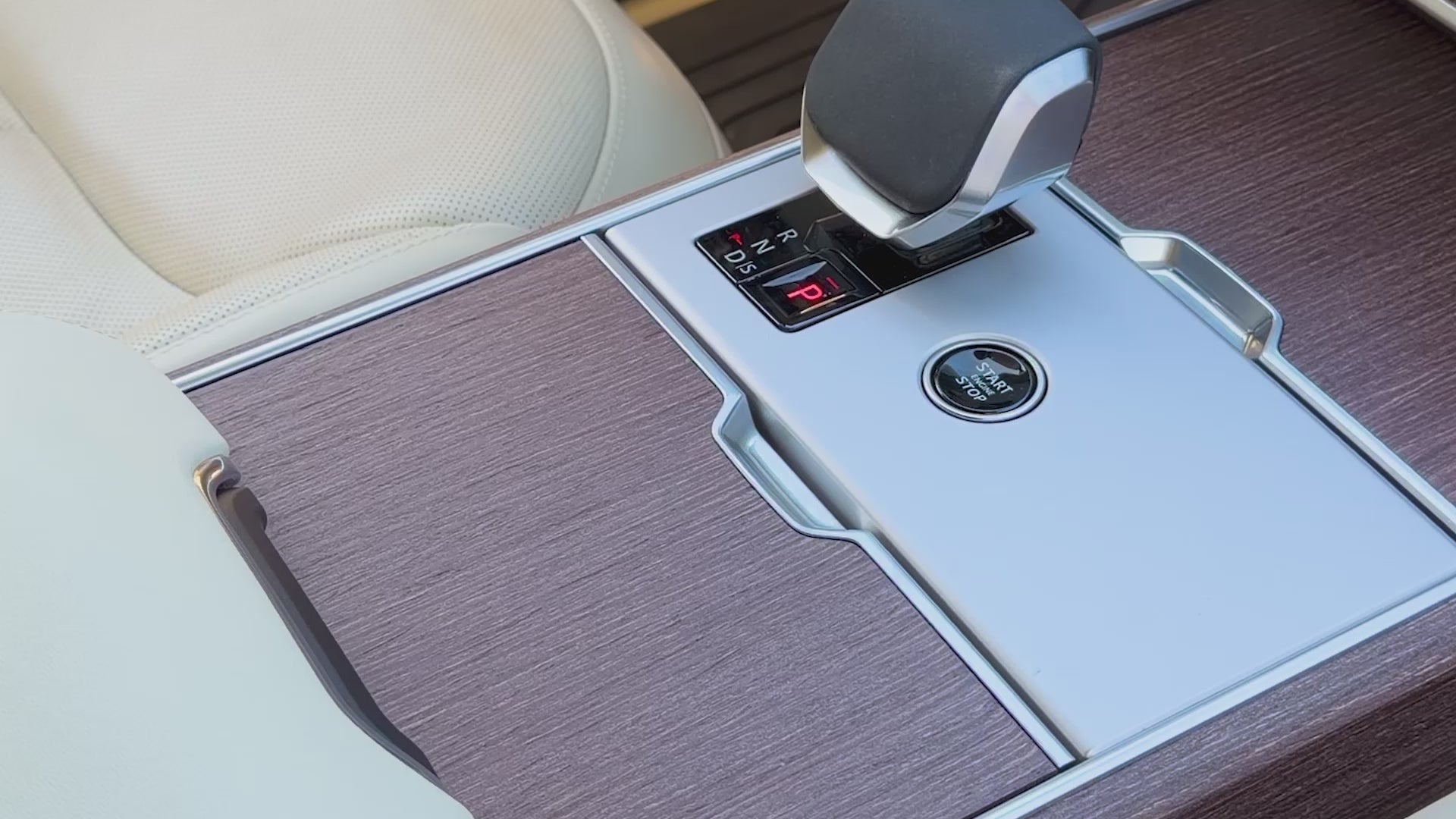 Video: The hidden storage organizer under the cupholders of a 2023-2027 Range Rover